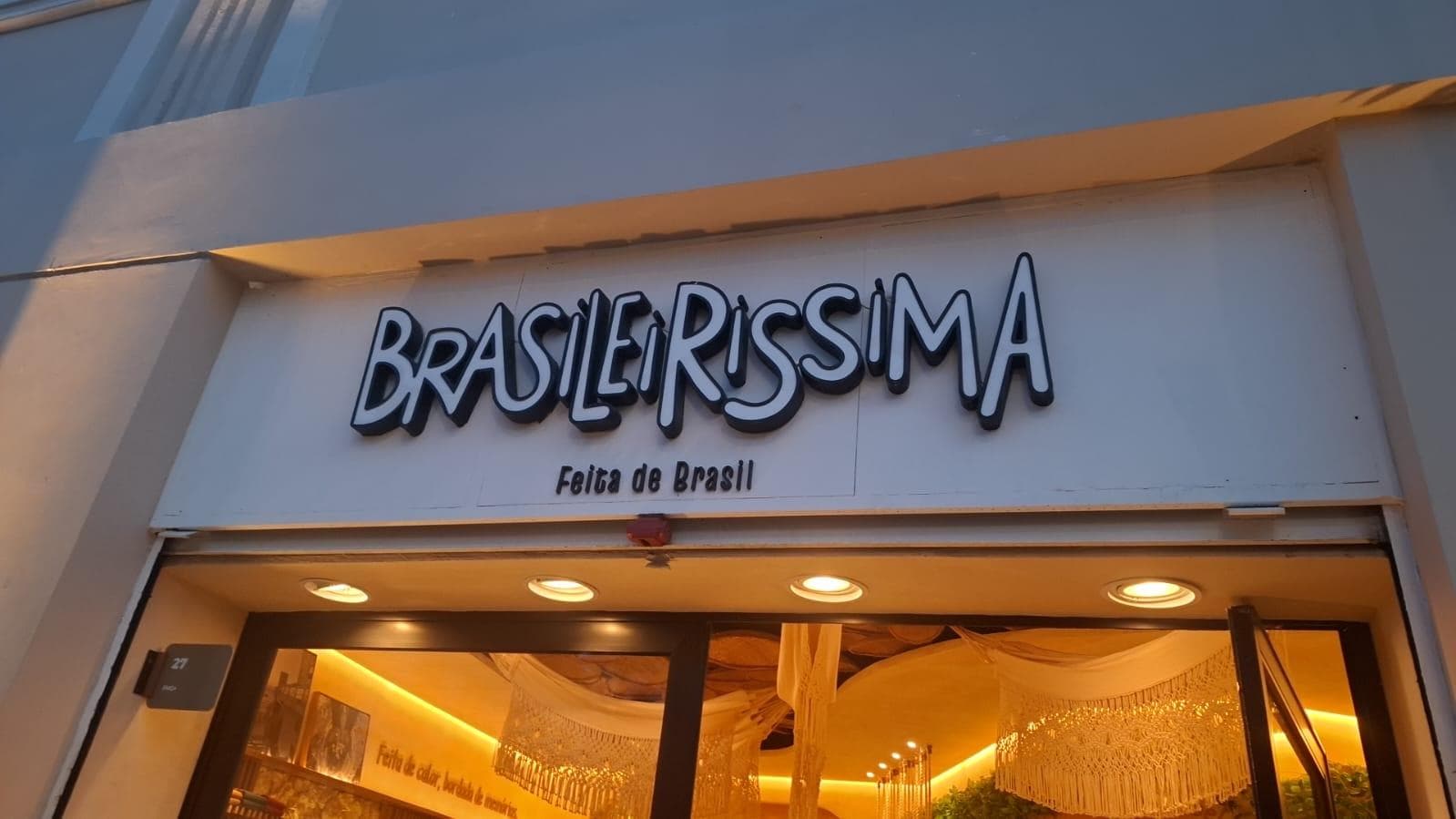 Projeto de letreiro e fachada comercial desenvolvido pela Publim